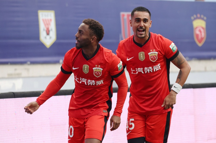 2球2助攻+造点，欧冠官方：拉菲尼亚当选本周最佳球员